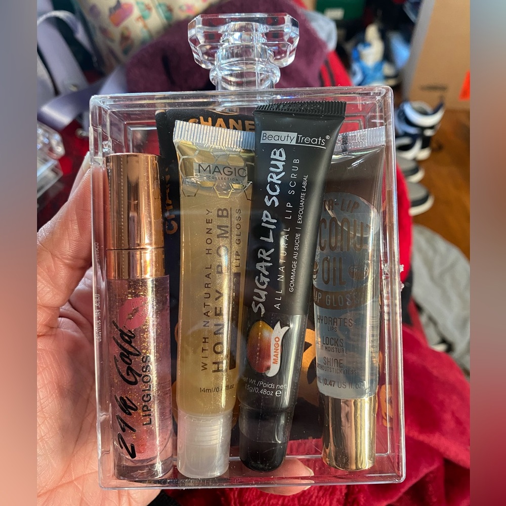 Perfume case with glosses
